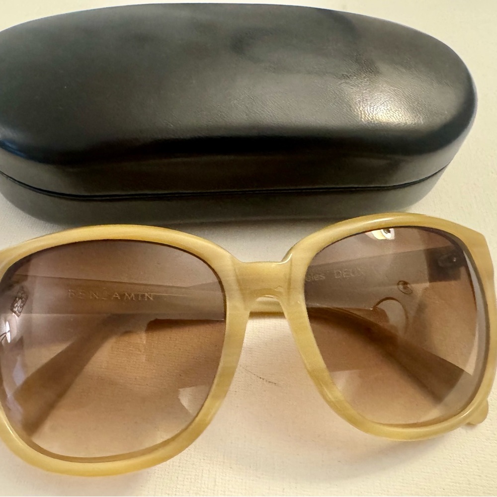 Vintage Oversized Beige Sunglasses with Brown Gradient Lenses